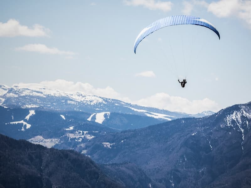Voile dans un ciel dégagé